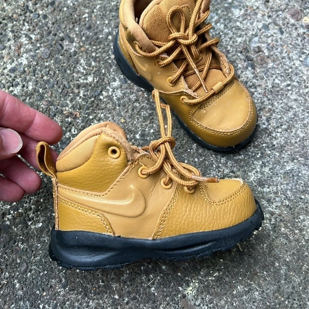 Nike Kids' Manoa Sneaker Boot 6C